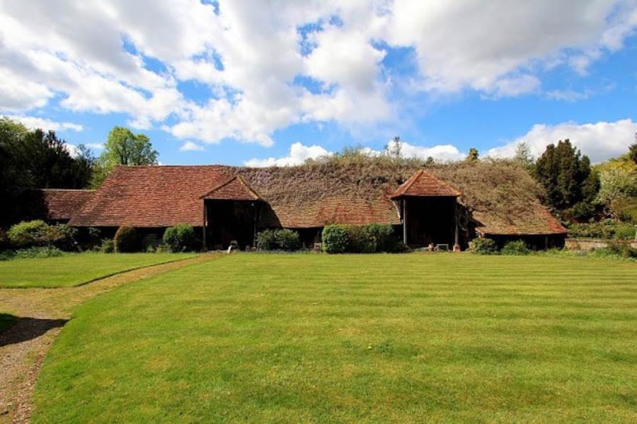 A £5 Million Fixer-Upper – Dean Farm, Long Bottom Lane, Jordans, Beaconsfield, Buckinghamshire, HP9 2UT – For sale for £5 million ($6.5 million, €5.9 million or درهم23.7 million) through The Frost Partnership