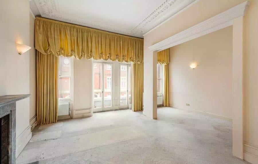 A Porsche or a Pad? – One bedroom, first floor flat in Cadogan Gardens, Chelsea, London, SW3 for sale for just £175,000 through Russell Simpson. Alternatively Hexagon Classics have a 1992 Porsche 911 (964) Carrera RS Lightweight from Hexagon Classics. They have one on offer for £179,995.