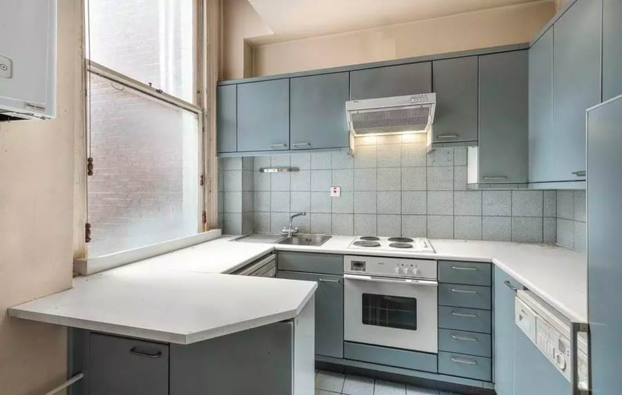 A Porsche or a Pad? – One bedroom, first floor flat in Cadogan Gardens, Chelsea, London, SW3 for sale for just £175,000 through Russell Simpson. Alternatively Hexagon Classics have a 1992 Porsche 911 (964) Carrera RS Lightweight from Hexagon Classics. They have one on offer for £179,995.