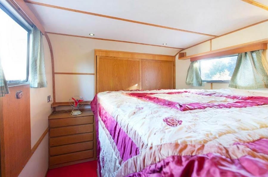 The King of Caravans – One-of-a-kind “big caravan-house” with patio on the roof for sale for £30,000 ($38,500, €33,200 or درهم141,500); the current owner bought it for just £1 and spent £70,000 restoring it – For sale through RM English estate agents in York.