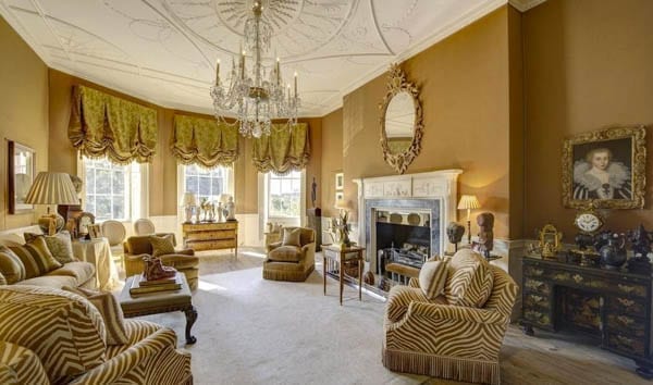 Little Italy – English country house style flat in Penywern Road, Earl’s Court, London, SW5 9TT complete with Italianate garden for sale through Russell Simpson for £2.25 million ($2.90 million, €2.66 million or درهم10.65 million)