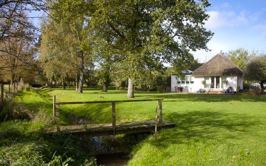 Lord of the Thatch – Ebble Thatch, Mead End, Bowerchalke, Salisbury, Wiltshire, SP5 5BW, United Kingdom – For sale for £795,000 ($1.1 million, €891,000 or درهم3.9 million) through Strutt & Parker – Former home of author and Nobel Prize in Literature and Booker Prize winner Sir William Golding, CBE (1911 – 1993)