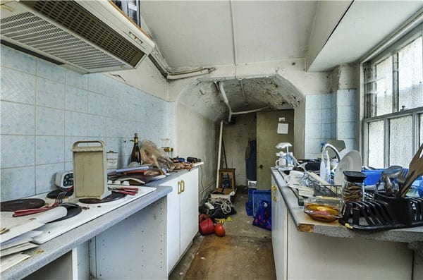Hamptons could have asked that the kitchen was cleaned before sending in their photographer