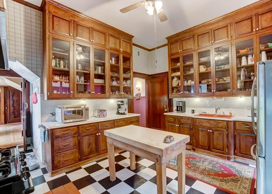 Clocks & Crime – ($599,000 €545,000 or درهم2.2 million) for Herschede Mansion, 3886 Reading Road, North Avondale, Cincinnati, Ohio, OH 45229, United States of America – For sale through agents Coldwell Banker West Shell – Italian Renaissance style mansion in Cincinnati, Ohio for sale; it was built for a clockmaker, home to Burt Reynolds’ first wife Judy Carne’s lawyer and more recently a convicted sexual offender named Ian D. Reynolds.