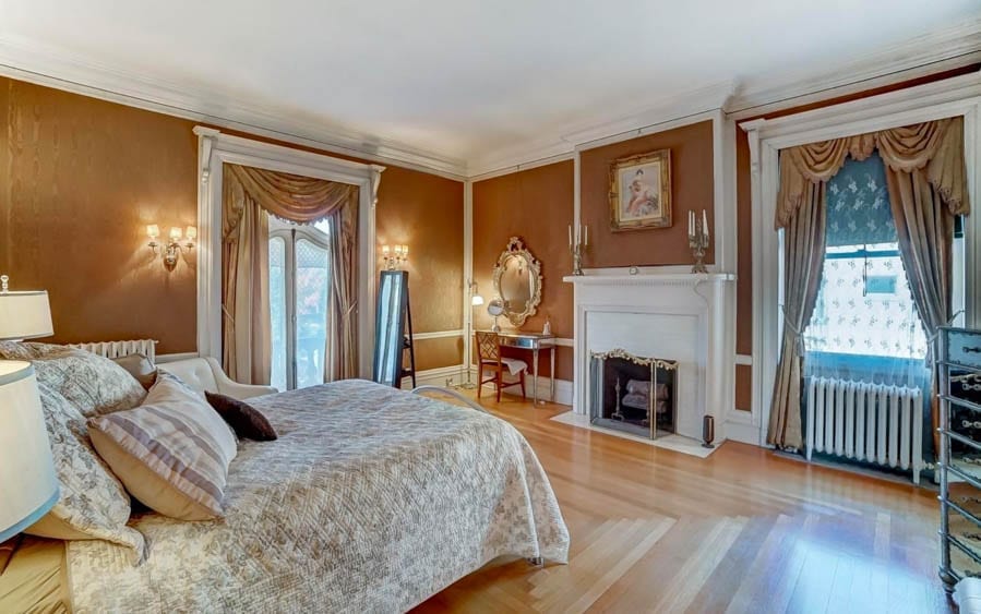 Clocks & Crime – ($599,000 €545,000 or درهم2.2 million) for Herschede Mansion, 3886 Reading Road, North Avondale, Cincinnati, Ohio, OH 45229, United States of America – For sale through agents Coldwell Banker West Shell – Italian Renaissance style mansion in Cincinnati, Ohio for sale; it was built for a clockmaker, home to Burt Reynolds’ first wife Judy Carne’s lawyer and more recently a convicted sexual offender named Ian D. Reynolds.