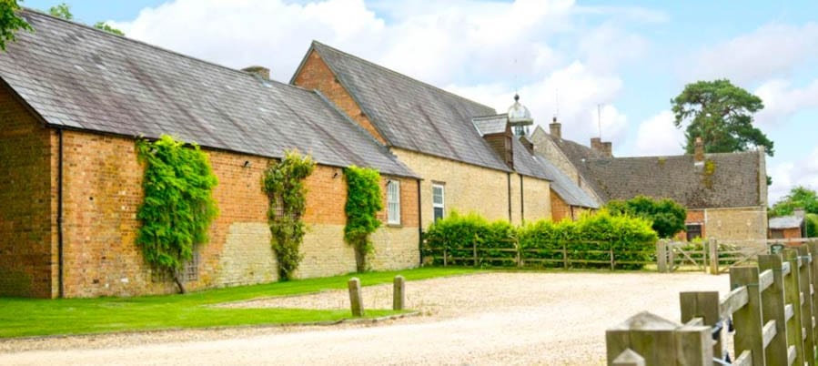 A Magnificent Manor – £8.5 million ($10.9 million, €10 million or درهم40.2 million) for Hinwick House, Podington, Wellingborough, Bedfordshire, NN29 7JE, United Kingdom through agents Savills – Grade I listed Queen Anne manor house in Bedfordshire for sale for a sum 41% lower than it was offered for in 2016.