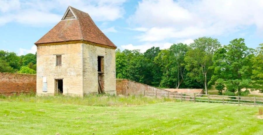 A Magnificent Manor – £8.5 million ($10.9 million, €10 million or درهم40.2 million) for Hinwick House, Podington, Wellingborough, Bedfordshire, NN29 7JE, United Kingdom through agents Savills – Grade I listed Queen Anne manor house in Bedfordshire for sale for a sum 41% lower than it was offered for in 2016.