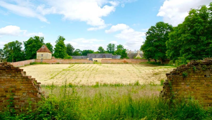 A Magnificent Manor – £8.5 million ($10.9 million, €10 million or درهم40.2 million) for Hinwick House, Podington, Wellingborough, Bedfordshire, NN29 7JE, United Kingdom through agents Savills – Grade I listed Queen Anne manor house in Bedfordshire for sale for a sum 41% lower than it was offered for in 2016.