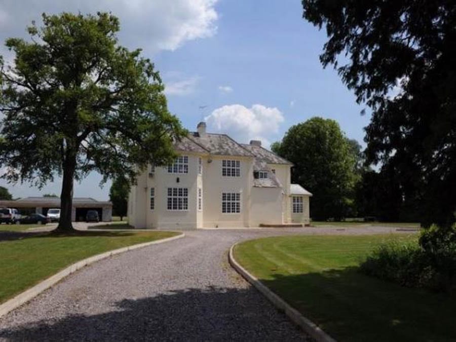 Over-Engineered – Threshers House, Hobbs Cross Road, Matching, Threshers Bush, Magdalen Laver, Harlow, Hastingwood, Essex, CM17 0NP – For sale for £5.4 million ($6.7 million, €6.3 million or درهم24.8million) through Beresfords