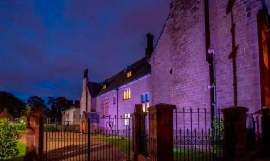 Pugin & Panic – £9,000 per month for Oswaldcroft, Woolton Road, Woolton, Childwall, Liverpool, L16 8NG, United Kingdom through Denton Clark Rentals – Pugin designed mansion with two panic rooms for rent in Liverpool; its décor leaves a lot to be desired but it does come with a beer pump.