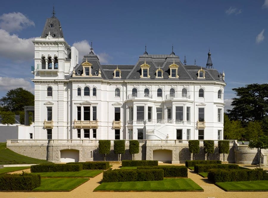 In the Round – Templecombe House, Wargrave Road, Henley-on-Thames, Oxfordshire, RG9 3HU, United Kingdom – C-shaped glass and stone house complete with a Grade II listed set of Druid stones for sale for £7 million ($9.2 million, €7.8 million or درهم33.9 million) through Savills. Neighbour to billionaire fugitive financier Andrey Borodin’s Park Place Estate.