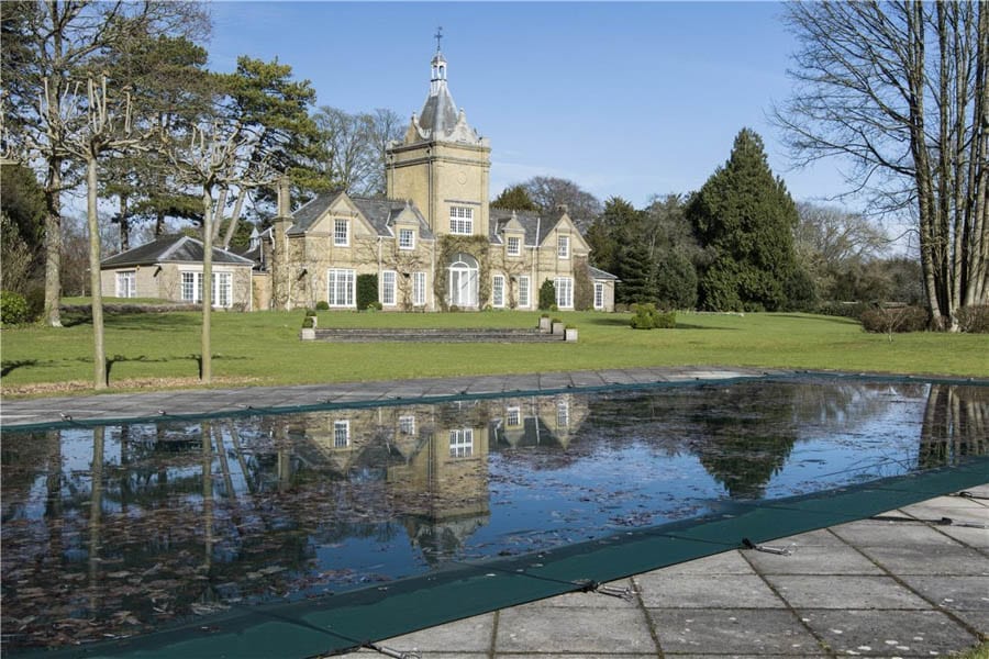 Balancing Bedrooms – Hildon House, Beech Tree Walk, Broughton, Test Valley, Hampshire, SO20 8DQ – For sale through Knight Frank for £2.5 million ($3.1 million, €2.9 million or درهم11.4 million) – Former coach house to Rose Hill