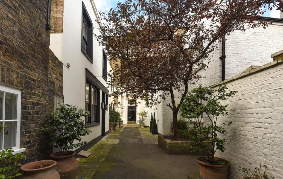 A Bargain in Belgravia – Bradbrook House, Studio Place, Belgravia, London, SW1X 8EL studio for £995,000 ($1.3 million, €1.1 million or درهم4.8 million) – Fully renovated Belgravia studio with double height reception room for sale for just £455 per square foot. It comes with a catch.