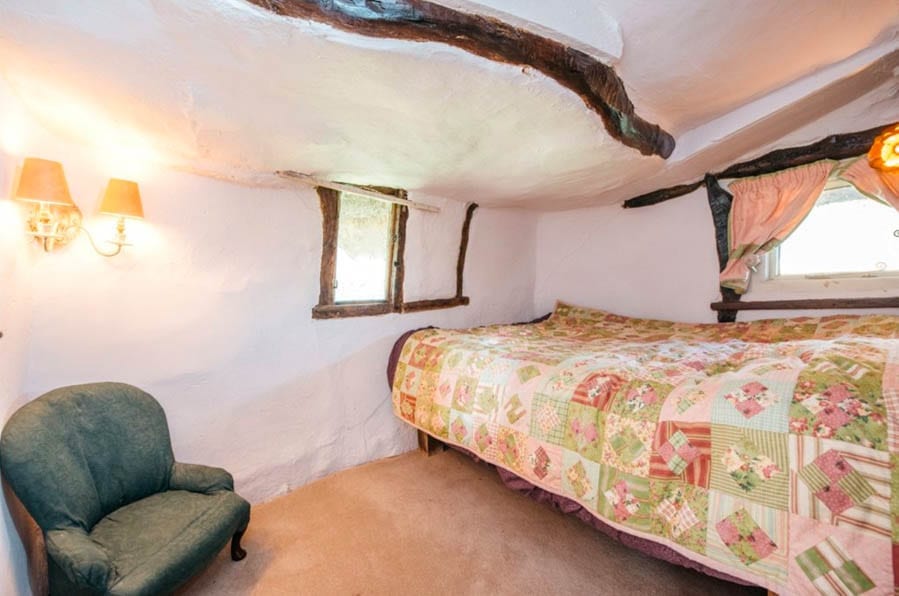 A Hovel House – Not so miserable looking house named ‘The Hovel’ on the quaintly named ‘Duck Lane’ for sale for virtually the same price as in 2005 – £400,000 for The Hovel, Duck Lane, Ludgershall, Aylesbury, Buckinghamshire, HP18 9XZ through agents Michael Graham in November 2019.