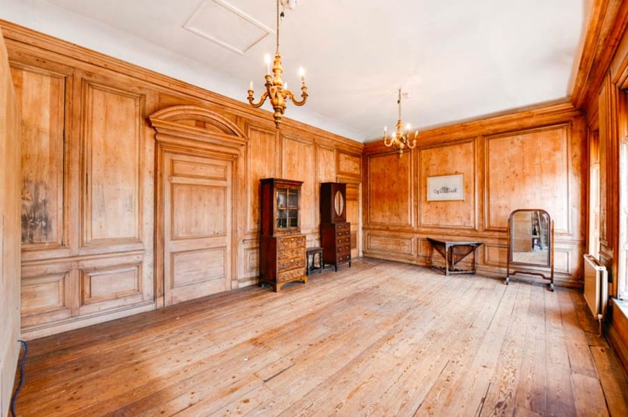 One Owner Since 1884 – The Manor House, 26 Bancroft, Hitchin, Hertfordshire, SG5 1JW, United Kingdom for sale through agents Michael Graham for £500,000 ($641,000, €582,000 or درهم2.4 million) – Striking Grade II* listed Georgian manor house that was the premises of a renowned antiques dealer for 130 years and the setting for ‘Kavangah QC’ for sale for less than a price of a studio flat in SW3.