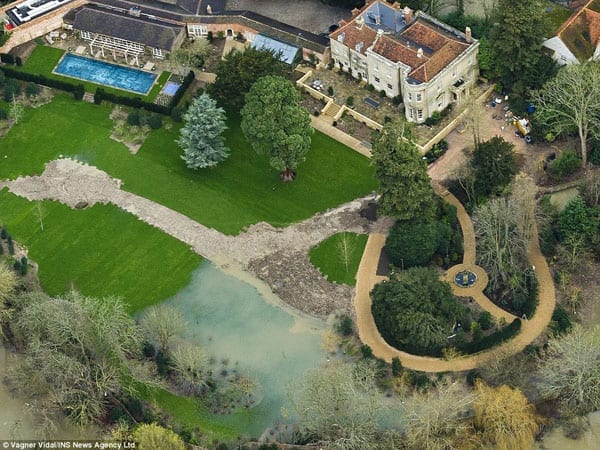 Flooding Clooney – The home of Mr and Mrs George Clooney could potentially be flooded – The Mill House Sonning Eye Reading RG4 6TW