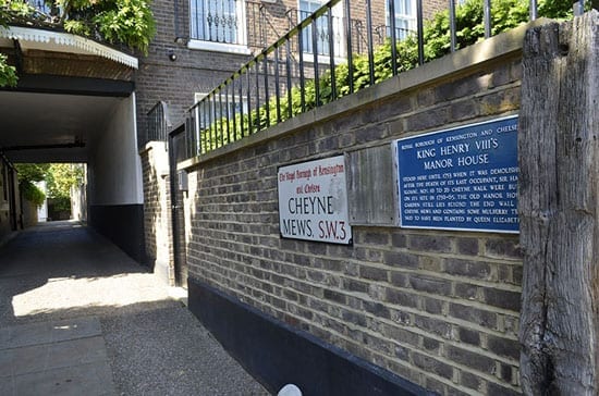 The entrance to Cheyne Mews features a plaque about King Henry VIII's house