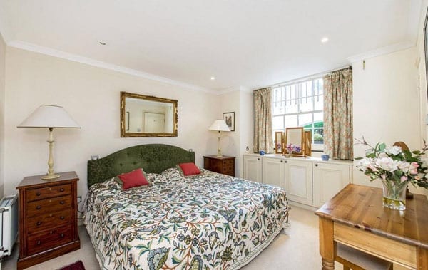 An £850,000 cupboard – Ground and basement maisonette, 35 Ovington Square, Knightsbridge, London, SW3 1LJ