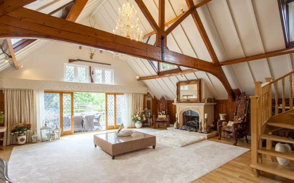 Forget flooding – The Boat House, High Street, Goring, Reading, Oxfordshire, RG8 9AB – £3.75 million or $4.9 million or €4.42 million