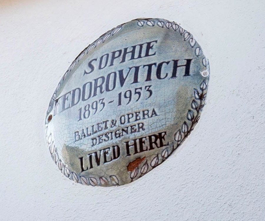 Gassed in a Gothic Box – £2.95 million for 22 Bury Walk, Chelsea, London, SW3 6QB through Russell Simpson – ‘Gothic box’ in Chelsea where theatrical designer Sophie Fedorovitch was accidentally gassed to death for sale for £2.95 million.