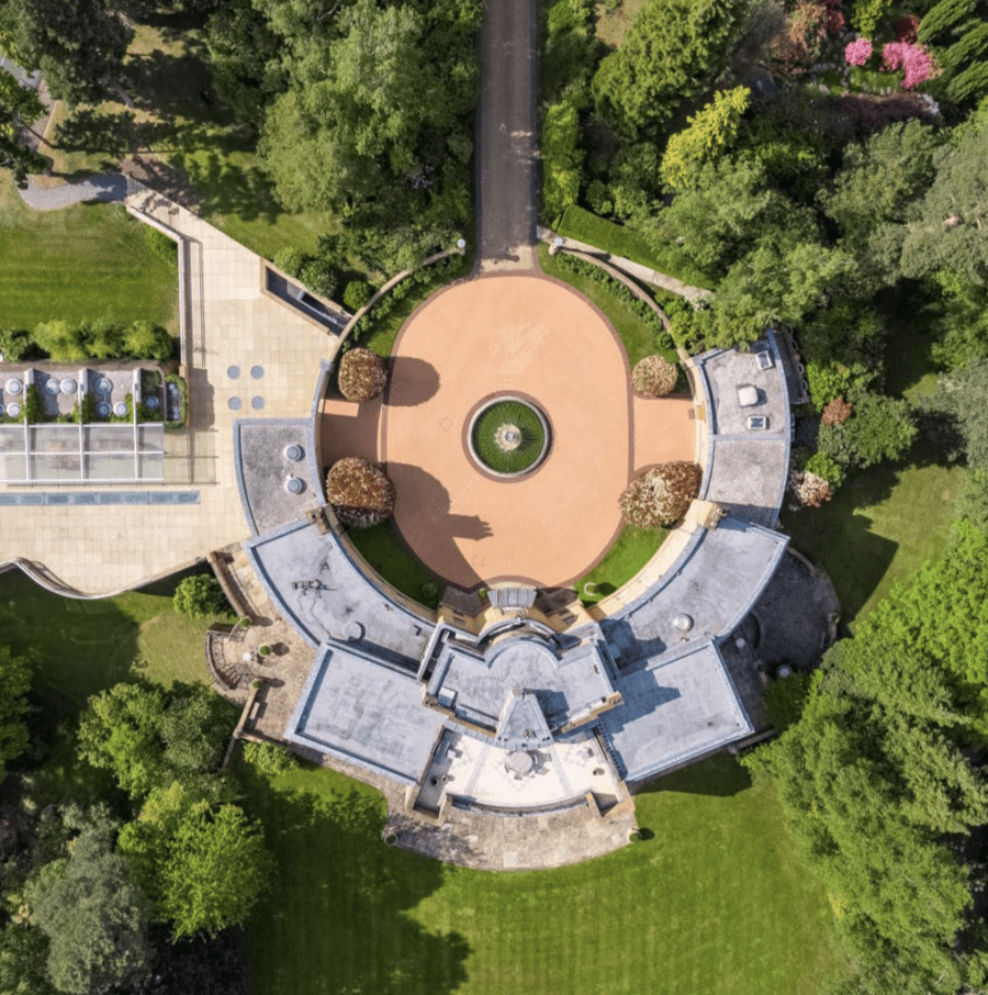 A Poirot Curve – Curve shaped neo-Georgian house that wouldn’t look out of place in an Agatha Christie Poirot novel on the St. George’s Hill estate in Surrey for sale for an extraordinary sum. Hamstone House, South Ridge, St. Georges Hill, Weybridge KT13 0NF, United Kingdom is offered for £16 million ($18.4 million, €17.2million or درهم67.6 million) by agents Beauchamp Estates.