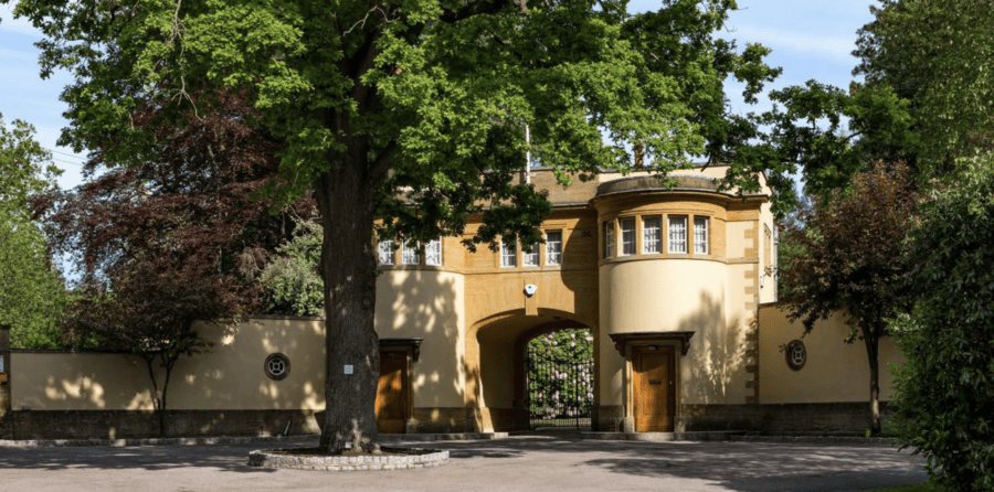 A Poirot Curve – Curve shaped neo-Georgian house that wouldn’t look out of place in an Agatha Christie Poirot novel on the St. George’s Hill estate in Surrey for sale for an extraordinary sum. Hamstone House, South Ridge, St. Georges Hill, Weybridge KT13 0NF, United Kingdom is offered for £16 million ($18.4 million, €17.2million or درهم67.6 million) by agents Beauchamp Estates.