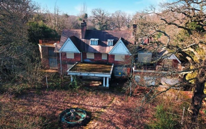 Boarded Up On The Bishops Avenue – Kenmore House or Al-Murataza, 58 The Bishops Avenue, London, N2 0BE – Mansion on The Bishops Avenue in Hampstead goes on sale for £15 million; it isn’t quite what you’d expect for such a price – For sale for £15 million ($19.7 million, €17.4 million or درهم72.4 million) through Aston Chase.
