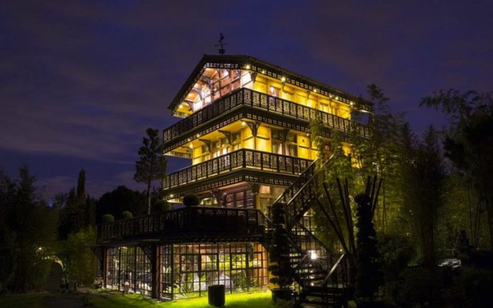 A House for Heidi (in Hampton Court) – Britain’s strangest house goes on sale for £10 million ($12.2 million or €11.1 million); you’d expect to find it in Switzerland rather than Hampton Court – The Chalet, Hampton Riviera, Hampton Court, East Moseley, Surrey, KT8 9BP – Myck Djurberg