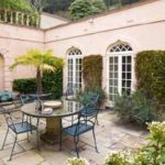 A-courtyard-garden-provides-a-sheltered-outdoor-entertaining-space-1