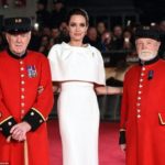 Angelina-Jolie-at-the-London-premiere-of-Unbroken-on-Tuesday-25th-November-2014-with-two-Chelsea-Pensioners-1