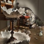 Classic-English-furniture-is-cleverly-mixed-with-modern-installations