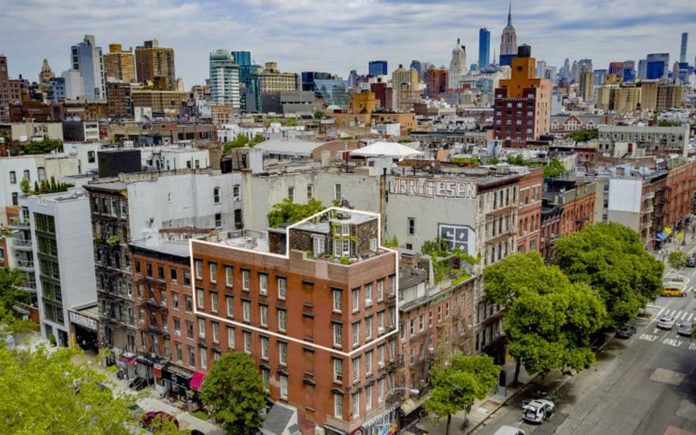 A Cottage in the Clouds – Penthouse at Minthorne House, 72 East 1st Street, East Village, New York, NY 10003, United States of America – For sale for £2.7 million ($3.5 million, €3.1 million or درهم12.9 million) through Compass