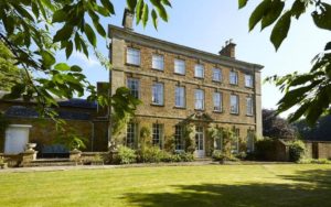 A Big House – Cross Hill House, Cross Hill Road, Adderbury, Oxfordshire, OX17 3EG, United Kingdom – For sale for £4.25 million ($5.74 million, €4.79 million or درهم21.10 million) through Knight Frank LLP.