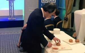 Politics With The Pun – David Pun spotted on #GE2017 night – Party crasher David Pun gobbled his way through General Election 2017 and was captured on camera by Mail on Sunday reporter Ned Donovan.