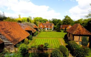 A £5 Million Fixer-Upper – Dean Farm, Long Bottom Lane, Jordans, Beaconsfield, Buckinghamshire, HP9 2UT – For sale for £5 million ($6.5 million, €5.9 million or درهم23.7 million) through The Frost Partnership