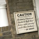 Drivers-entering-Cheyne-Mews-are-told-to-walk-their-horses-whilst-passing-under-the-archway-entrance-1