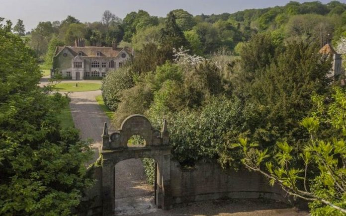 An Eclectic Manor – Harpsden Court, Harpsden, Henley-on-Thames, Oxfordshire, RG9 4AX – For sale through Savills for £10 million ($12.7 million or €11.9 million or درهم46.7‎‎ million) – Film location for The Great Fire, A Harlot’s Progress, The Invisible Woman, Jude, The Manhood of Edward Robinson, Miss Marple, Midsomer Murders, Molly Moon, Parade’s End, Quantum of Solace and The Woman in Black – Laurie and Barbara Gerrard