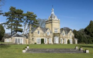 Balancing Bedrooms – Hildon House, Beech Tree Walk, Broughton, Test Valley, Hampshire, SO20 8DQ – For sale through Knight Frank for £2.5 million ($3.1 million, €2.9 million or درهم11.4 million) – Former coach house to Rose Hill