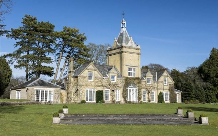 Balancing Bedrooms – Hildon House, Beech Tree Walk, Broughton, Test Valley, Hampshire, SO20 8DQ – For sale through Knight Frank for £2.5 million ($3.1 million, €2.9 million or درهم11.4 million) – Former coach house to Rose Hill