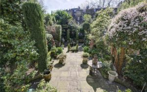 Little Italy – English country house style flat in Penywern Road, Earl’s Court, London, SW5 9TT complete with Italianate garden for sale through Russell Simpson for £2.25 million ($2.90 million, €2.66 million or درهم10.65 million)