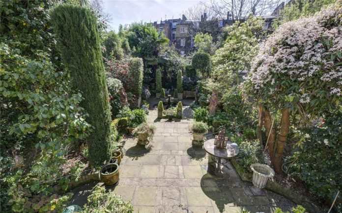 Little Italy – English country house style flat in Penywern Road, Earl’s Court, London, SW5 9TT complete with Italianate garden for sale through Russell Simpson for £2.25 million ($2.90 million, €2.66 million or درهم10.65 million)