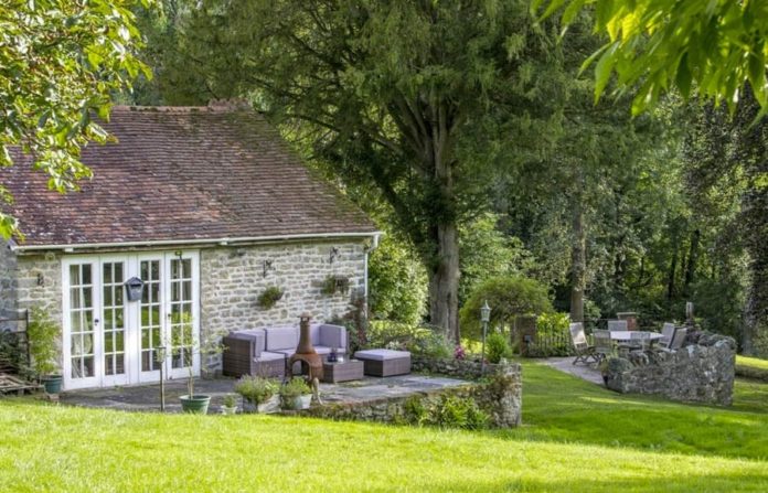 The Art of The Price Rise – Flat 2, 49 Roland Gardens, South Kensington, London, SW7 3PG, United Kingdom – Former artist’s studio in Roland Gardens, South Kensington, London for sale for £2.3 million ($2.96 million, €2.63 million or درهم10.89 million) – a sum 229% higher than it achieved in 2007.