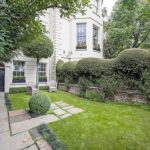 The-35-foot-deep-front-garden-faces-directly-onto-Cheyne-Walk-1