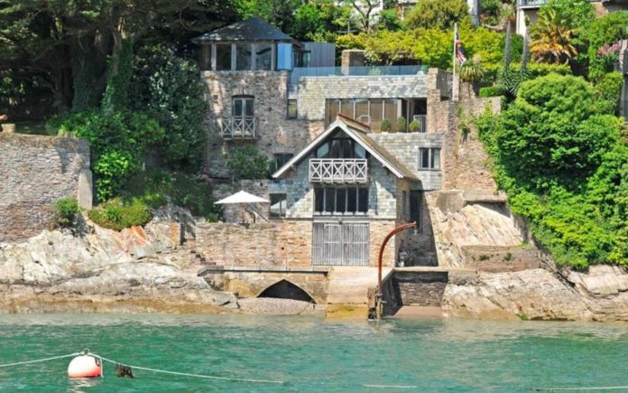 Ratty on The River – A dream house for ‘The Wind In The Willows’ character Ratty; Devon boathouse for sale for £2.5 million – The Boathouse, Beacon Road, Kingswear, Devon, TQ6 0BS, United Kingdom – For sale through Savills for £2.5 million ($3.5 million, €2.9 million or درهم12.9 million)