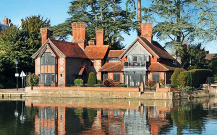 A River Runs Through It – £3.75 million for The Lodge at Marlow, Bucks – Attractive Grade II listed riverside residence, The Lodge, 39 St Peter Street, Marlow, Buckinghamshire, SL7 1NQ goes on sale for £3.75m.