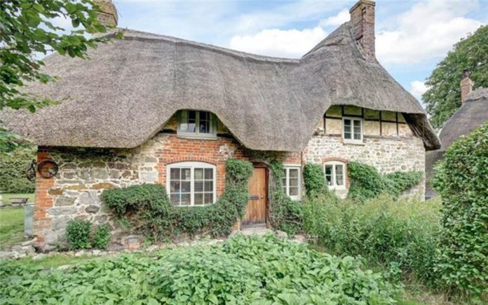 Chocolate Box Perfection – The Old Cottage, Ogbourne St. Andrew, Marlborough, Wiltshire, SN8 1SB – For sale with Hamptons International for £630,000 ($786,000, €743,000 or درهم2.9 million)