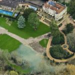 The-River-Thames-has-consumed-much-of-the-gardens-of-The-Mill-House-in-recent-days