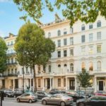 The-apartment-is-situated-in-a-grand-building-on-Queens-Gate-1