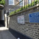 The-entrance-to-Cheyne-Mews-complete-with-a-plaque-about-King-Henry-VIIIs-house-1