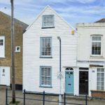 The-house-is-located-on-Island-Wall